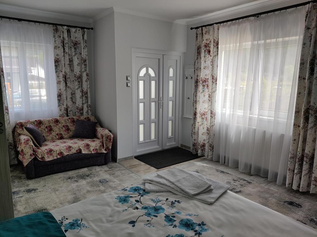 Vizuina Lupului Hotel Gura Humorului Buitenkant foto